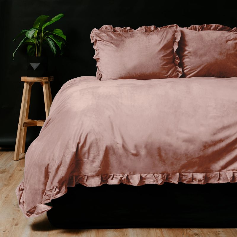 Foto van Dekbedovertrek velvet ruffles - tweepersoons (200x200 cm) - roze polyester-katoen - dessin: effen - dreamhouse - dekbed-discounter.nl