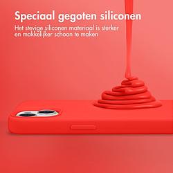 Foto van Accezz liquid silicone backcover met magsafe iphone 15 plus telefoonhoesje rood