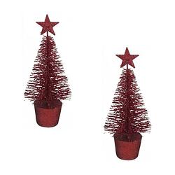 Foto van 2x stuks klein rood kerstboompje 15 cm kerstdecoratie/kerstversiering - kunstkerstboom