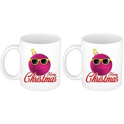 Foto van Set van 2x stuks merry christmas kerstcadeau kerstmokken roze kerstbal met zonnebril 300 ml - bekers