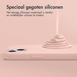 Foto van Accezz liquid silicone backcover met magsafe iphone 15 telefoonhoesje roze