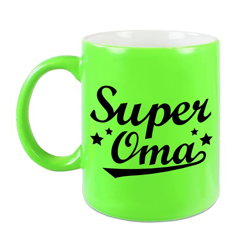 Foto van Super oma cadeau mok / beker neon groen met sterren 330 ml - feest mokken