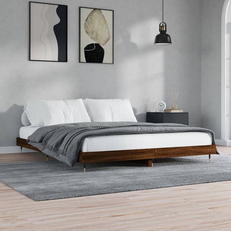 Foto van The living store bedframe - bruineiken - 203 x 163 x 20 cm - metalen poten - multiplex lattenbodem