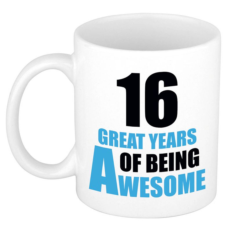 Foto van 16 great years of being awesome cadeau mok / beker wit en blauw - feest mokken