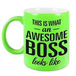 Foto van Awesome boss cadeau mok / beker voor baas neon groen 330 ml - feest mokken