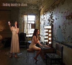 Foto van Finding beauty in chaos - lp (0860000197007)