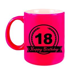 Foto van Happy birthday 18 years cadeau mok / beker neon roze met wimpel 330 ml - feest mokken