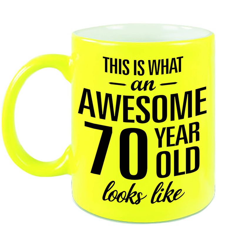 Foto van Awesome 70 year cadeau mok / beker neon geel 330 ml - feest mokken