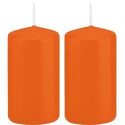 Foto van 2x kaarsen oranje 6 x 12 cm 40 branduren sfeerkaarsen - stompkaarsen