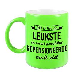 Foto van Hoe de leukste gepensioneerde eruitziet mok / beker neon groen bedankt cadeau collega 330 ml - feest mokken