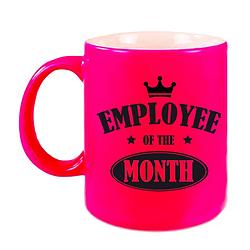 Foto van 1x stuks collega cadeau mok / beker neon roze employee of the month - feest mokken