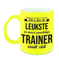 Foto van Leukste en meest geweldige trainer cadeau koffiemok / theebeker neon geel 330 ml - feest mokken