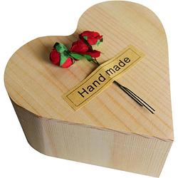 Foto van Roos - incl. handgemaakte giftbox - perfect valentijnscadeau - rode rozen - groen/zwart