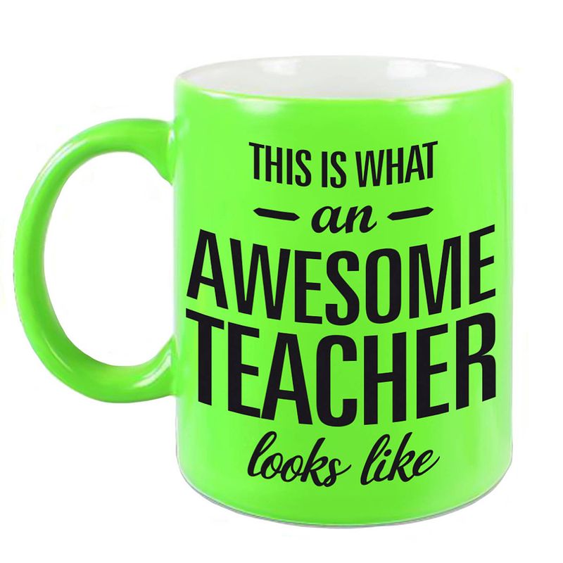 Foto van Awesome teacher cadeau neon groene mok / beker voor juf / meester 330 ml - feest mokken