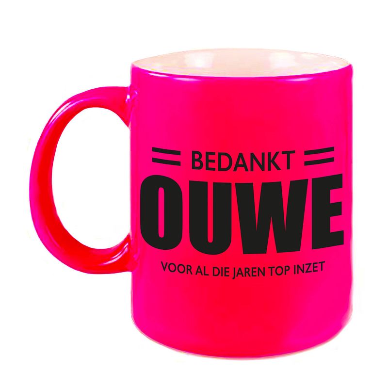 Foto van Bedankt ouwe voor de top inzet pensioen mok / beker neon roze afscheidscadeau 330 ml - feest mokken