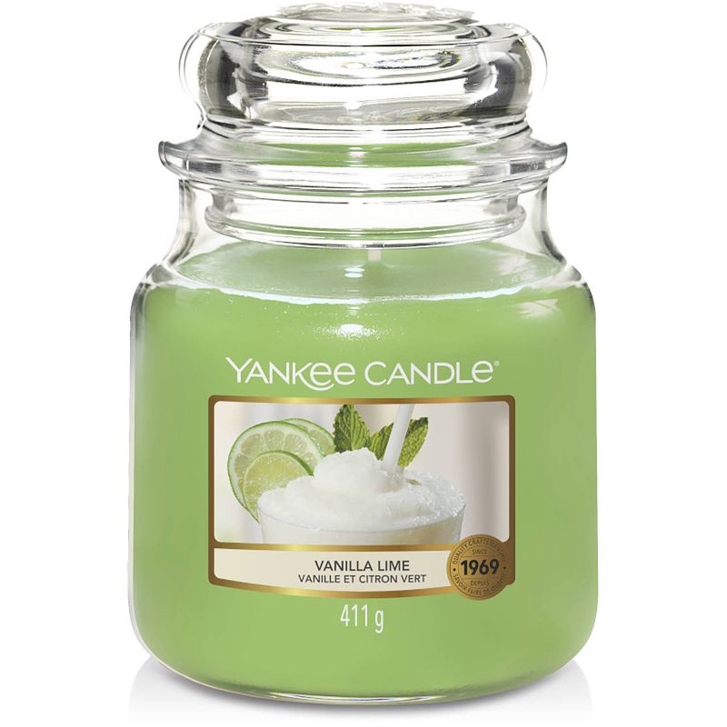 Foto van Yankee candle geurkaars medium vanilla lime - 13 cm / ø 11 cm