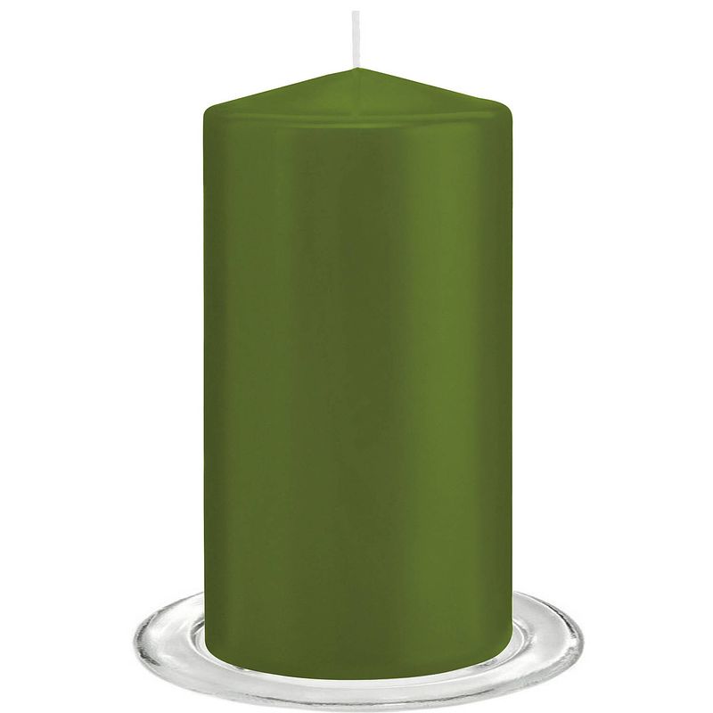 Foto van Trend candles - stompkaarsen met glazen onderzetters set van 2x stuks - olijfgroen 8 x 15 cm - stompkaarsen