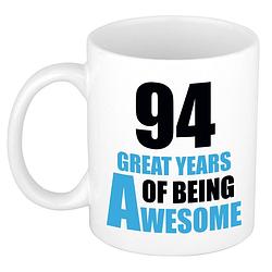 Foto van 94 great years of being awesome cadeau mok / beker wit en blauw - feest mokken