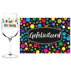 Foto van Happy birthday cadeau glas 70 jaar verjaardag en gefeliciteerd kaart - feest glas wijn