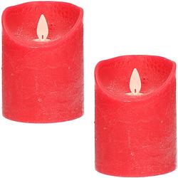 Foto van 2x rode led kaarsen / stompkaarsen 10 cm - luxe kaarsen op batterijen met bewegende vlam