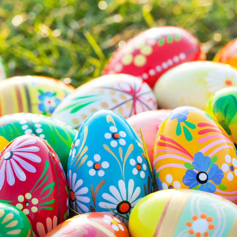 Foto van 40x servetten pasen thema gekleurde eieren 33 x 33 cm - feestservetten