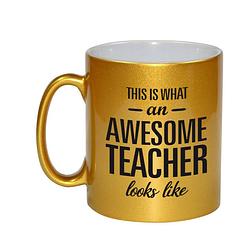 Foto van Awesome teacher cadeau gouden mok / beker voor juf / meester 330 ml - feest mokken