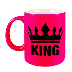 Foto van Cadeau king mok/ beker fluor neon roze met zwarte bedrukking 300 ml - feest mokken