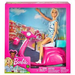 Foto van Barbie met scooter