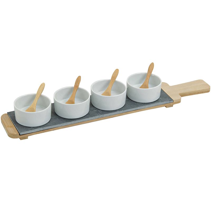 Foto van 4x snackschaaltjes/sausschaaltjes wit porselein rond 7 cm op serveerplank - snack en tapasschalen