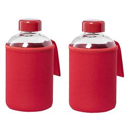 Foto van 2x stuks glazen waterfles/drinkfles met rode softshell bescherm hoes 600 ml - drinkflessen