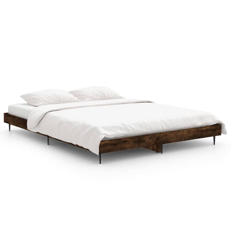 Foto van The living store bedframe gerookt eiken - 193 x 143 x 20 cm - duurzaam hout - metalen poten - multiplex lattenbodem