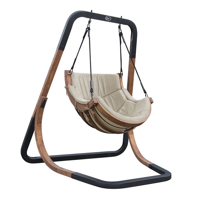 Foto van Axi capri schommelstoel met frame van hout hangstoel in beige voor de tuin voor volwassenen