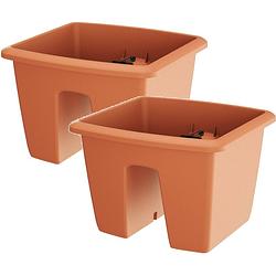 Foto van 2x kunststof balkon plantenpotten/bloempotten terracotta 29 cm - plantenpotten