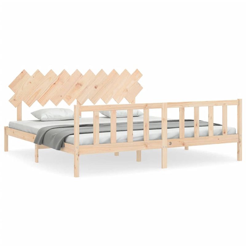 Foto van The living store massief grenenhouten bedframe - 205.5 x 205.5 cm - functioneel hoofd- en voeteneinde