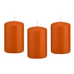 Foto van 8x oranje cilinderkaarsen/stompkaarsen 5 x 8 cm 18 branduren - stompkaarsen