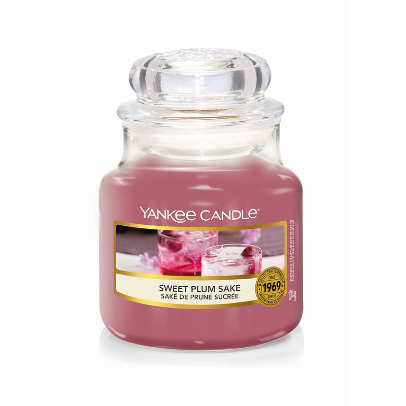 Foto van Yankee candle geurkaars small sweet plum sake - 9 cm / ø 6 cm
