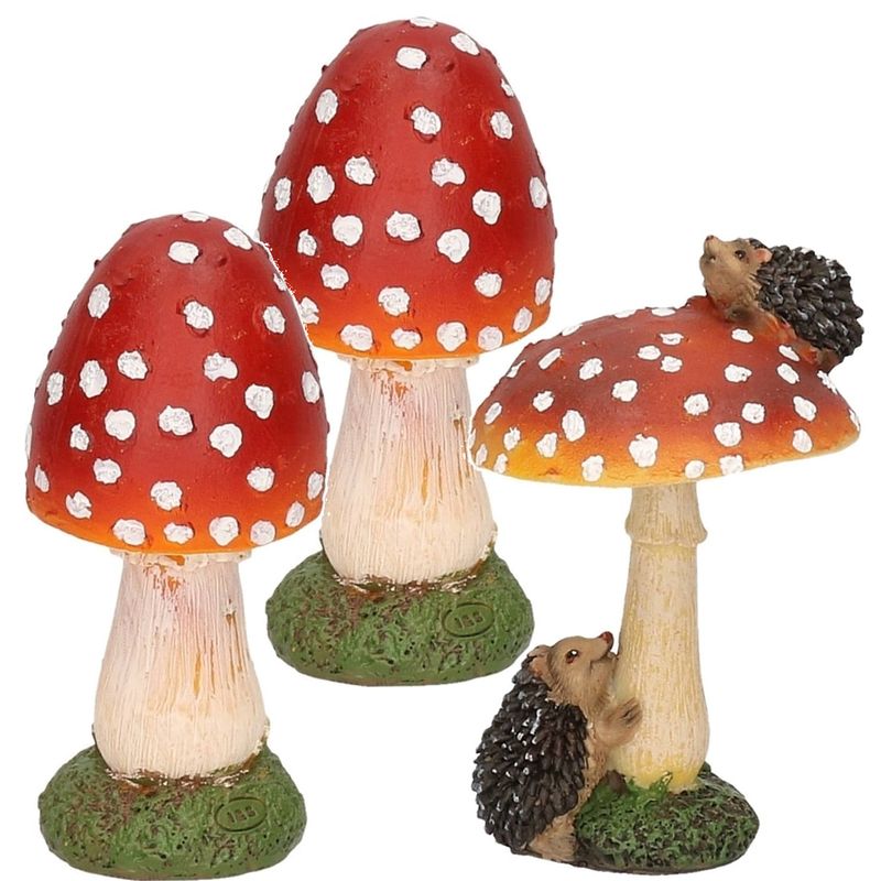 Foto van Decoratie paddenstoelen setje met 2x gewone paddestoel en 1x met een egeltje - tuinbeelden