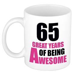 Foto van 65 great years of being awesome cadeau mok / beker wit en roze - feest mokken