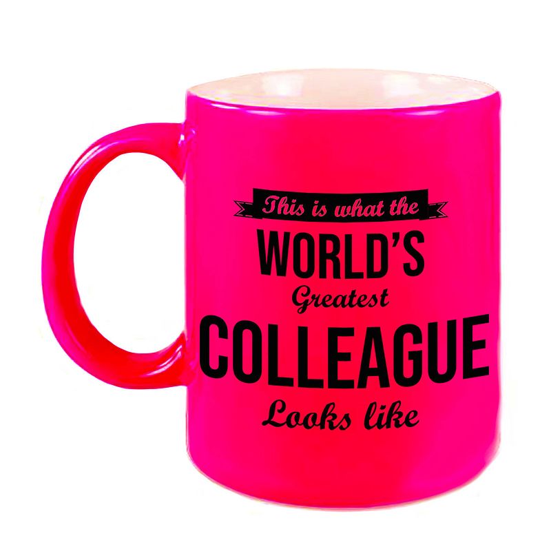 Foto van Worlds greatest colleague cadeau koffiemok / theebeker neon roze 330 ml - feest mokken