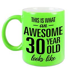 Foto van Awesome 30 year cadeau mok / beker neon groen 330 ml - feest mokken