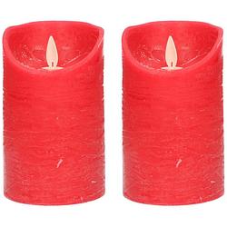 Foto van 2x rode led kaarsen / stompkaarsen 12,5 cm - luxe kaarsen op batterijen met bewegende vlam