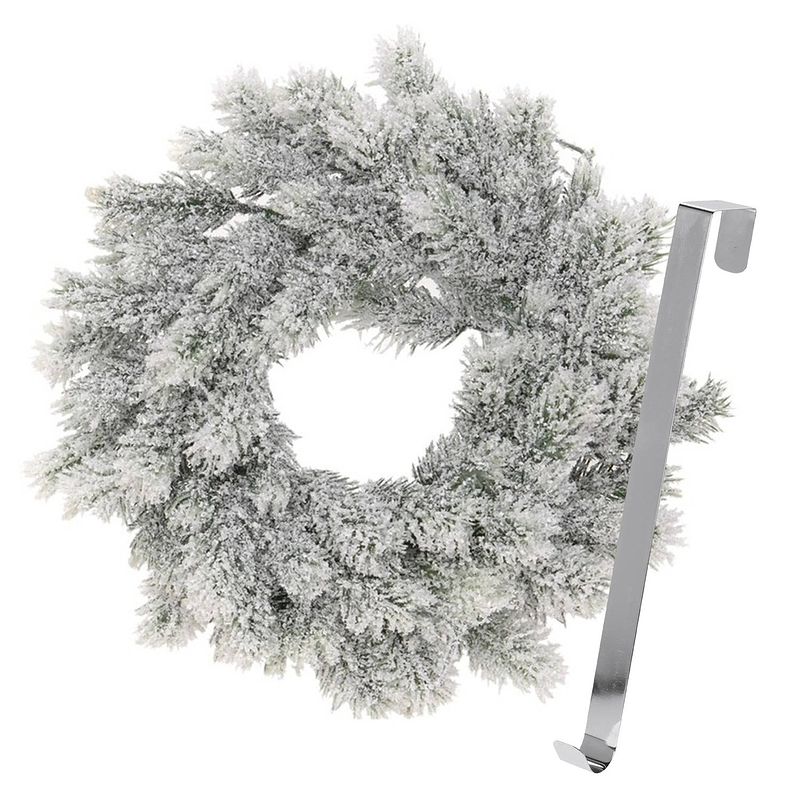 Foto van Kerstkrans 35 cm - groen - besneeuwd - met zilveren hanger/ophanghaak - kerstversiering - kerstkransen