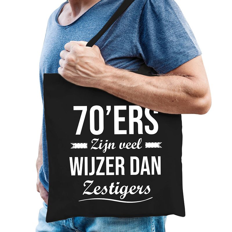 Foto van 70ers zijn veel wijzer dan zestigers cadeau tas zwart voor heren - feest boodschappentassen