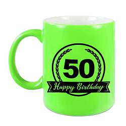 Foto van Happy birthday 50 years cadeau mok / beker neon groen met wimpel 330 ml - feest mokken