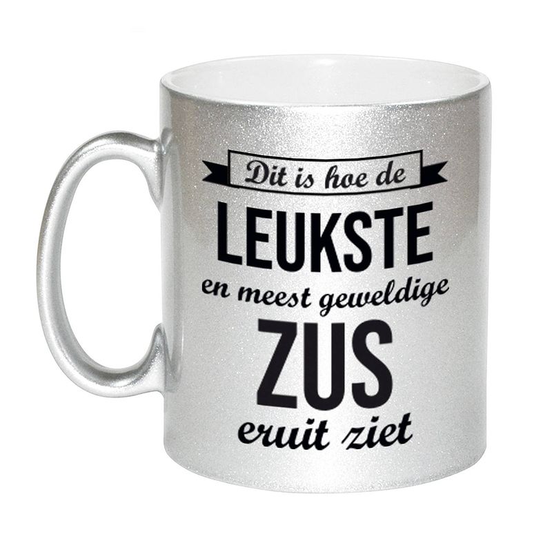 Foto van Zilveren leukste en meest geweldige zus cadeau koffiemok / theebeker 330 ml - feest mokken