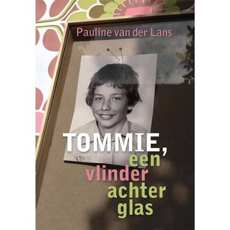 Foto van Tommie, een vlinder achter glas