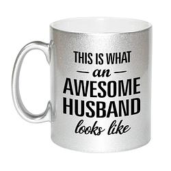 Foto van Awesome husband / echtgenoot zilveren cadeau mok / beker 330 ml - feest mokken