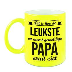 Foto van Leukste en meest geweldige papa cadeau koffiemok / theebeker neon geel 330 ml - feest mokken
