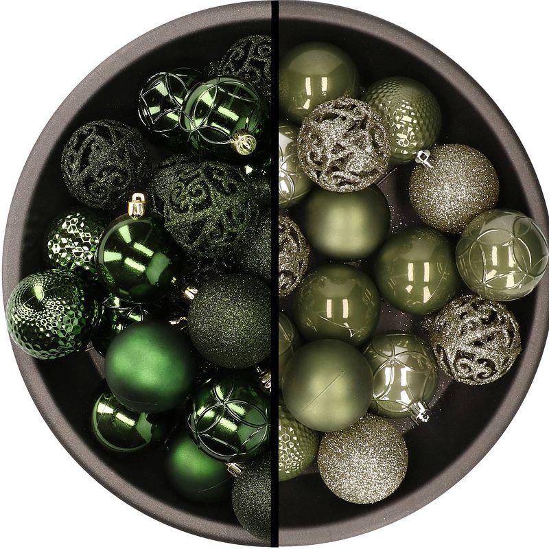 Foto van Kunststof kerstballen 74x stuks donkergroen en legergroen 6 cm - kerstbal