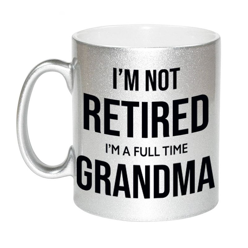 Foto van Im not retired im a full time grandma / oma pensioen mok / beker zilver afscheidscadeau 330 ml - feest mokken